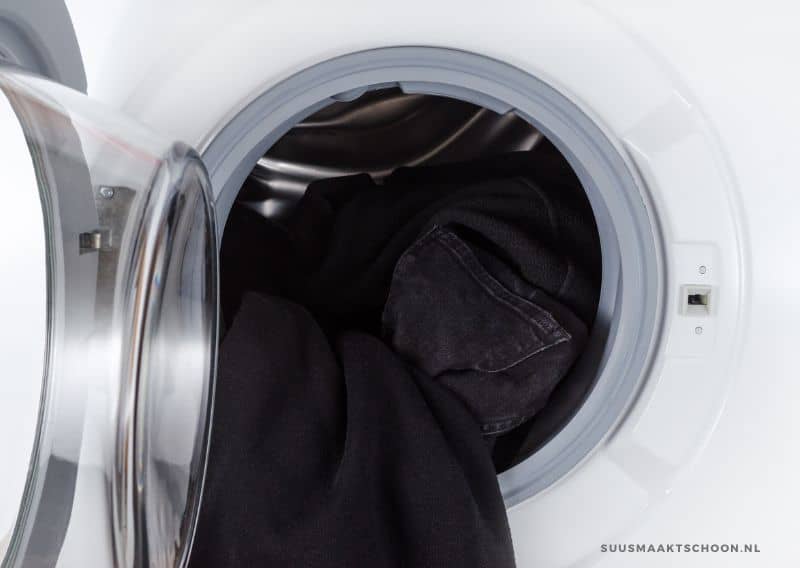 Witte strepen in je zwarte broek bij wassen? Zo voorkom je dat! - STEAMRS