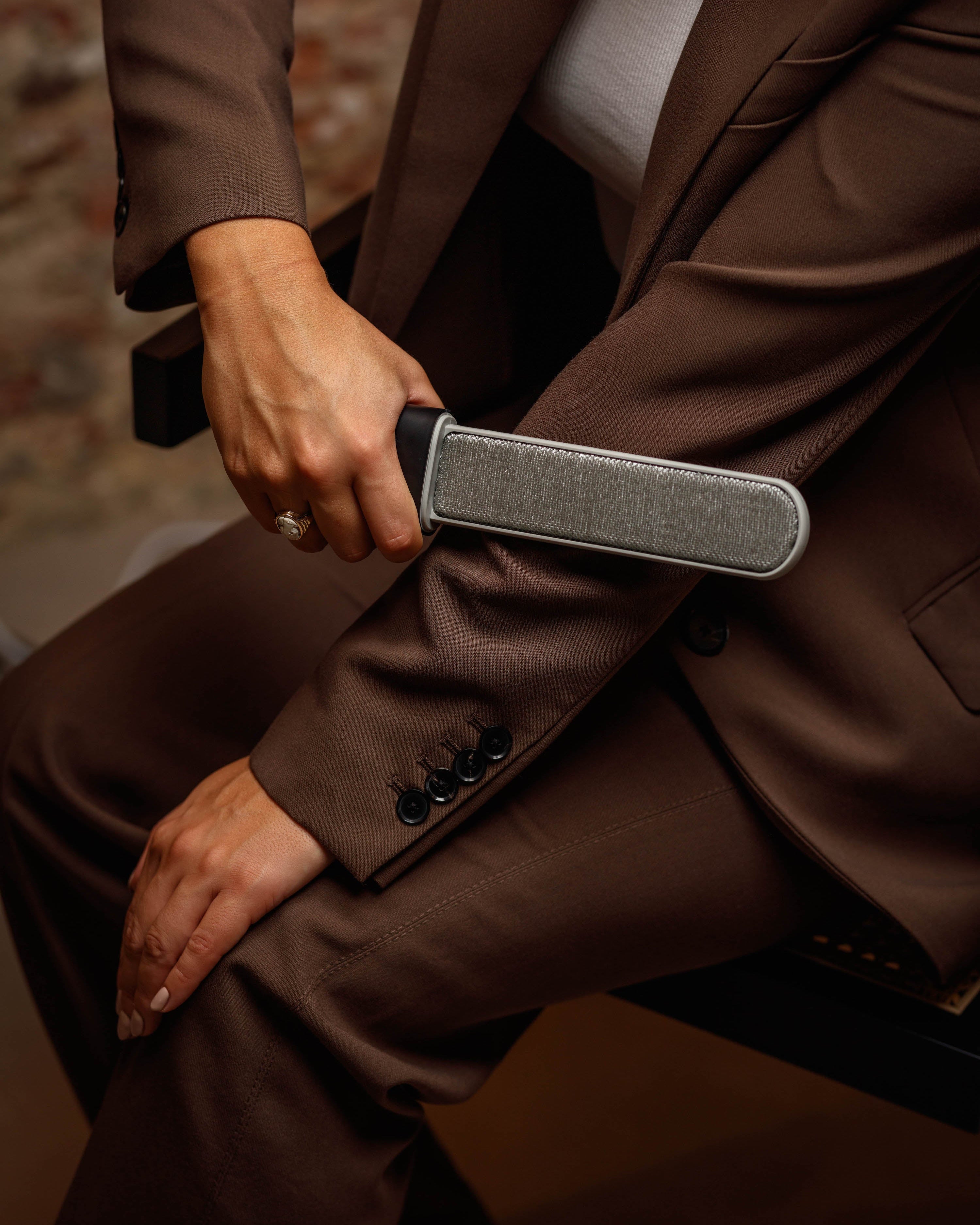 Verwijder pluisjes en huisdierharen met gemak met een kledingborstel. Ontdek de voordelen en hoe je deze handige tool kunt gebruiken voor een frisse en schone look van je kleding.