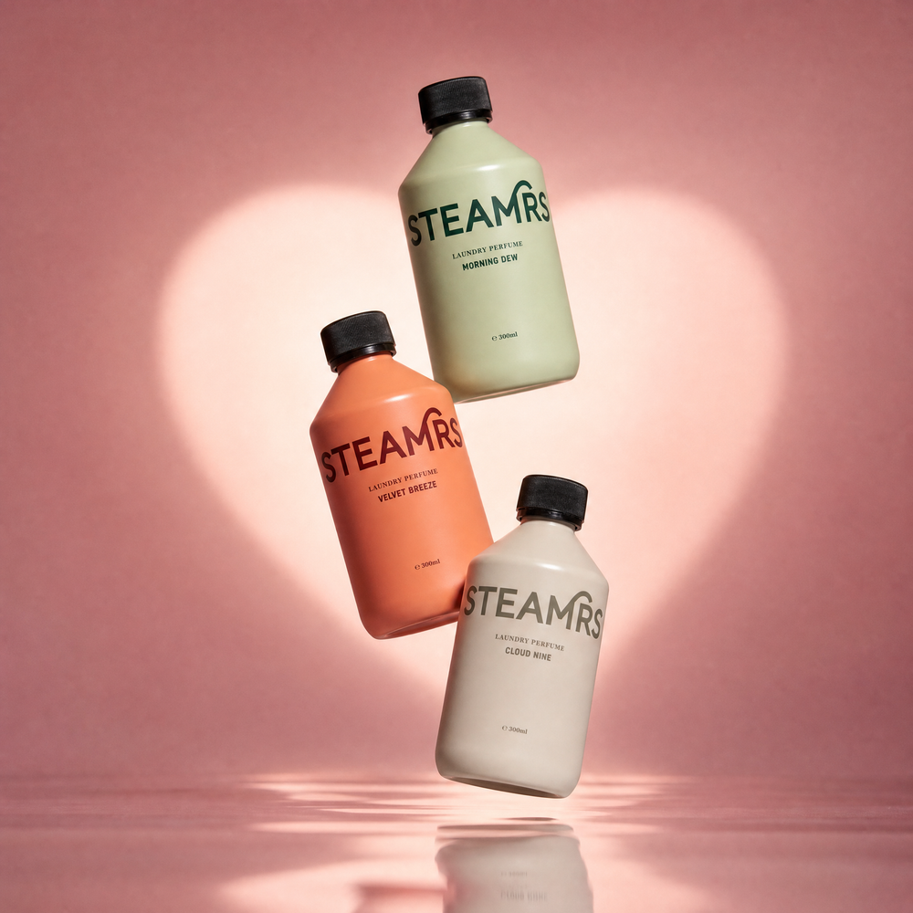De drie STEAMRS wasparfums zwevend voor een roze hart