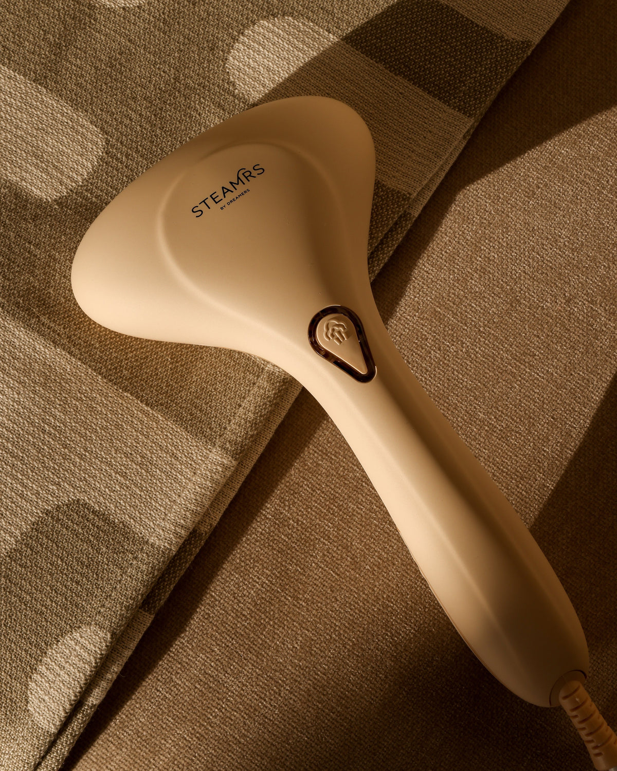 mooie kledingstomer handstomer die er mooi uit ziet beige kleur