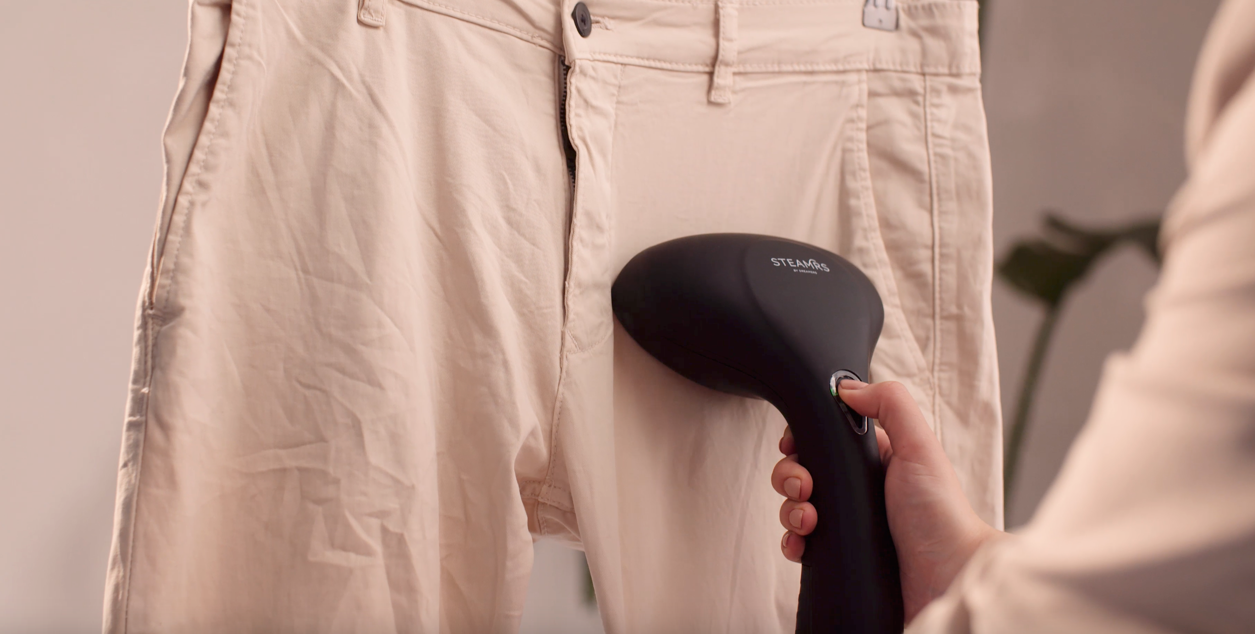 A clothes steamer like no other. Ideal for travel, clothing and curtains.