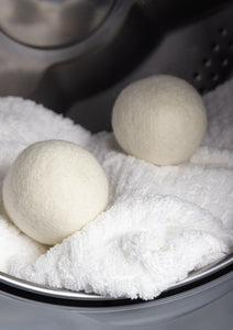 6 pieces of dryer balls for use in the clothes dryer. Sustainable and ecological Merino sheep's wool.